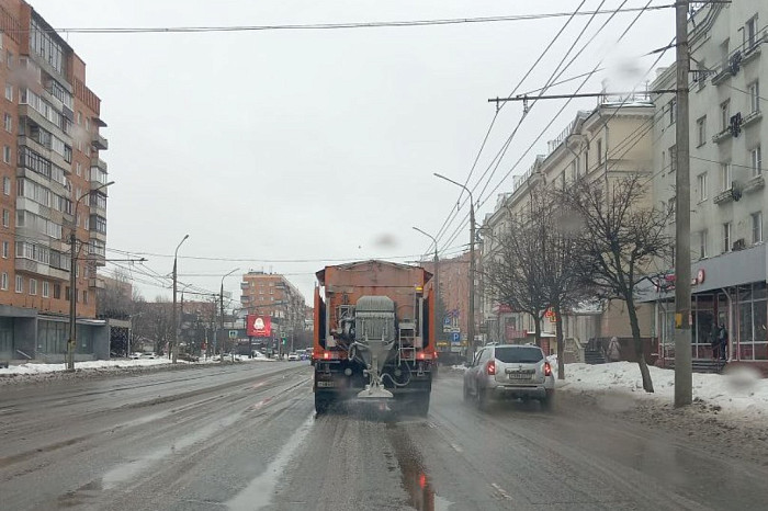Улицы Тулы обрабатывают противогололедными материалами