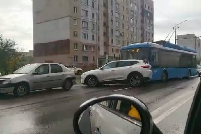 В Туле на улице Пузакова произошло ДТП с участием автобуса