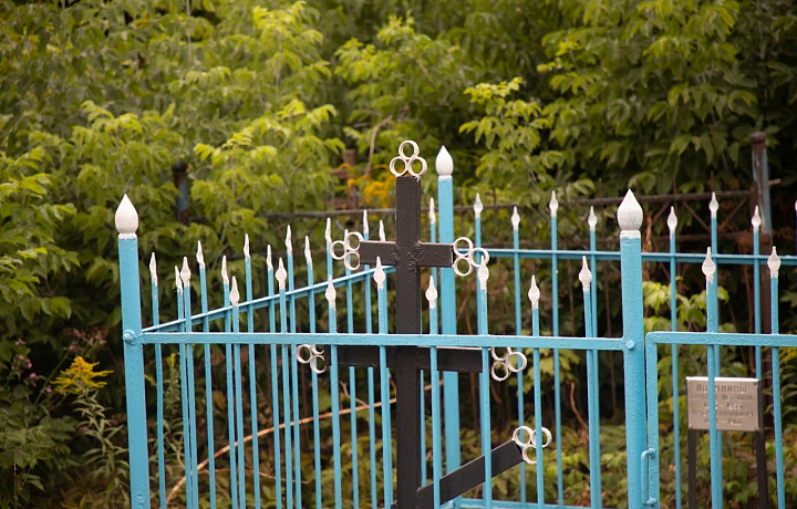 В Веневе двое молодых людей украли кладбищенскую ограду