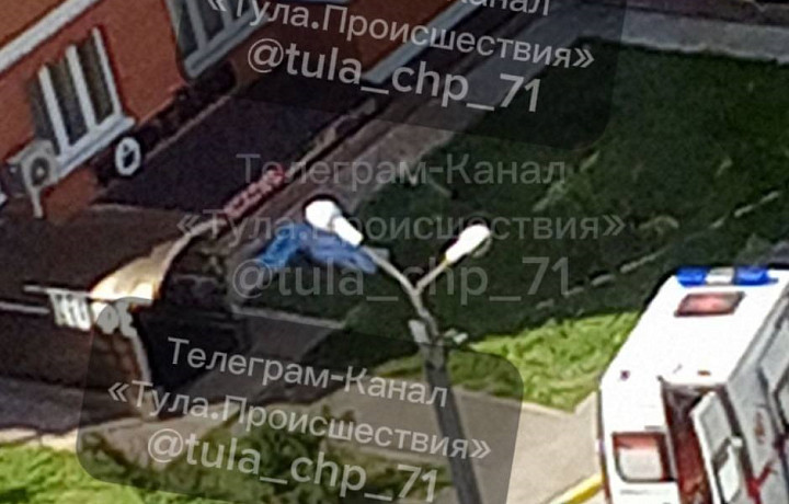 В микрорайоне Левобережный в Туле мужчина выпал из окна многоэтажки