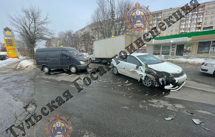 В Туле на улице Староникитской ГАЗель врезалась в Kia Rio
