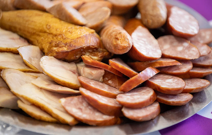 На производстве Новомосковска делали мясные рулеты из неизвестного сырья