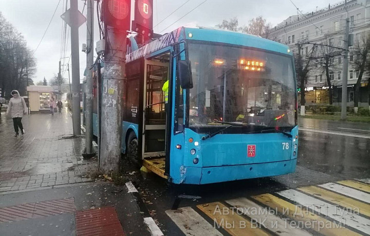В Туле на проспекте Ленина троллейбус зацепил опору ЛЭП