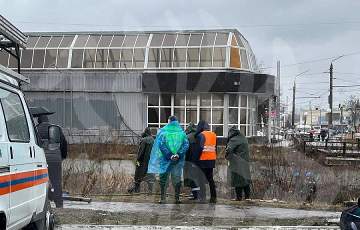 В Туле начали убирать свалку из бутылок на Воронке в районе ТЦ «Сарафан»