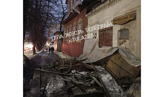 В Туле на улице Октябрьской обрушилась часть заброшенного дома