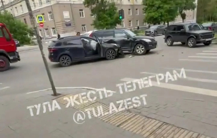 Две иномарки столкнулись в Туле на пересечении Болдина и Смидович