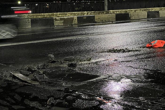 «Пробиты шины и покрышки, погнуты диски»: пострадавшие из-за ямы на Павшинском мосту в Туле автомобилисты рассказали подробности
