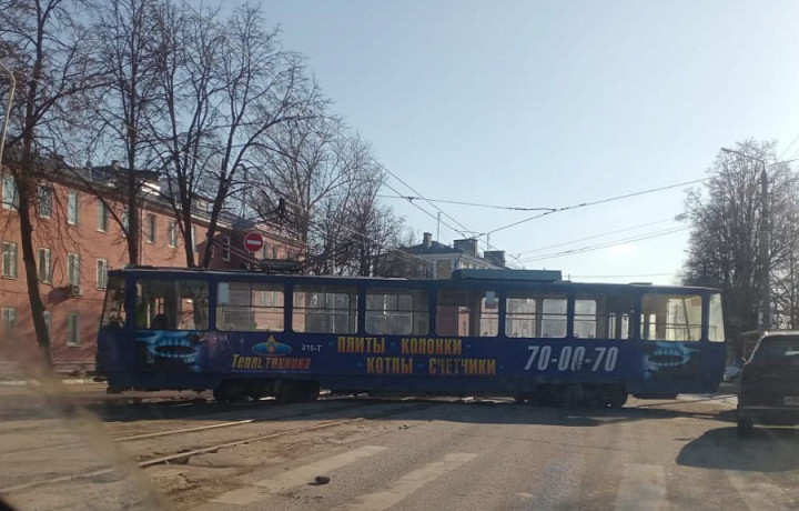 Трамвай сошел с рельсов на пересечении улиц Глинки и Марата в Туле