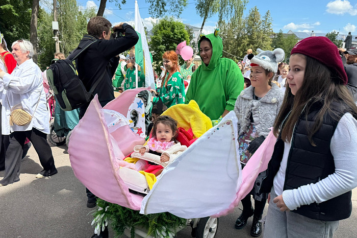 Тула отметила День защиты детей парадом колясок и многодетных семей