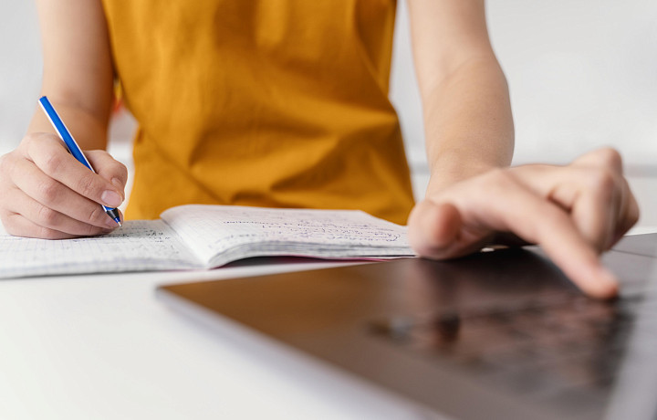 Должны ли родители помогать детям делать домашнее задание: мнение школьного учителя и психолога