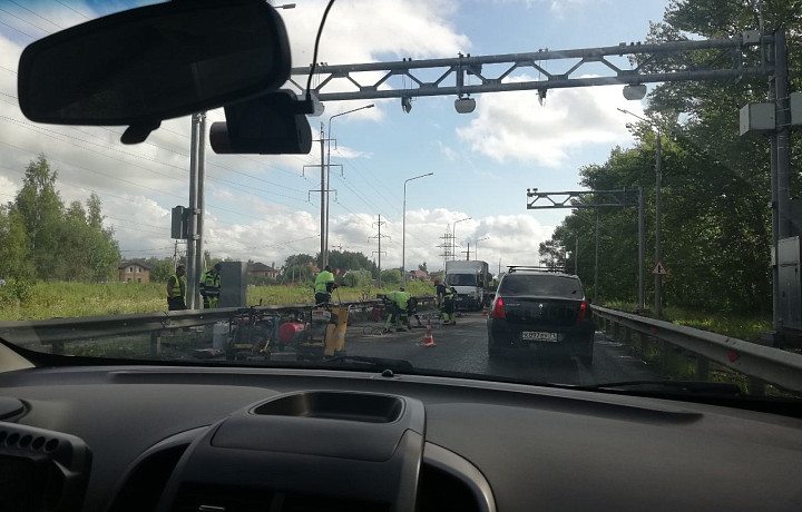 На Одоевском шоссе у въезда в Тулу образовались пробки из-за ремонтных работ