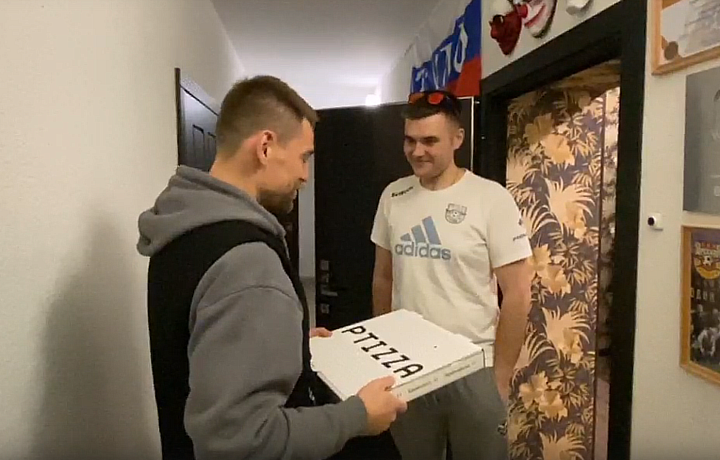 Футболист Кирилл Панченко пришел в гости к объявившему голодовку болельщику «Арсенала» с пиццей