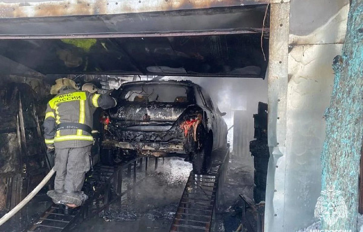 В Суворове Тульской области из горящего автомобиля спасли мужчину