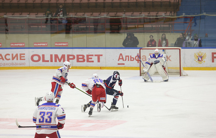 Хоккеисты из тульского АКМ выиграли у саратовского «Кристалла» со счетом 2:1