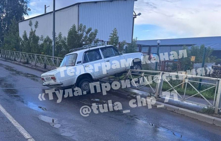 Водитель ﻿«ВАЗа» потерял управление и оказался на заборе на Одоевском шоссе в Туле
