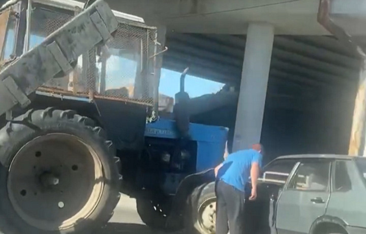 В Новомосковске на улице Мира произошла авария с трактором и «ВАЗом»