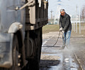 Пролетарская набережная Тулы после «большой воды»: грязь, мусор, коряги – уборка уже идет