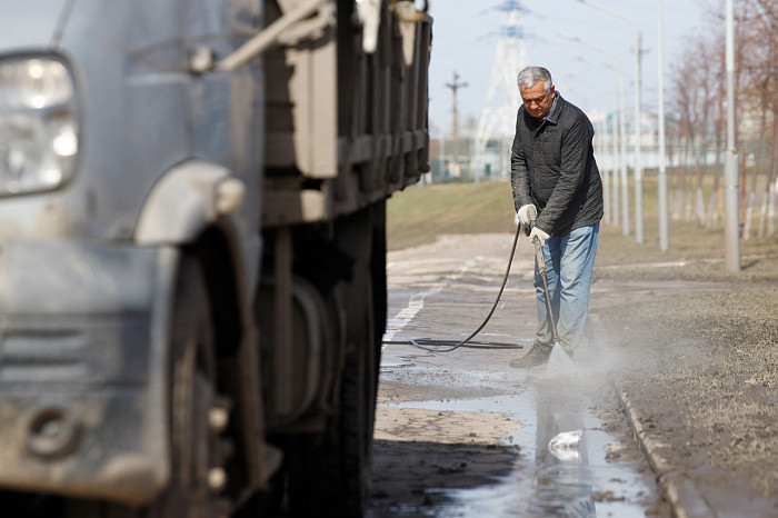 Пролетарская набережная Тулы после «большой воды»: грязь, мусор, коряги – уборка уже идет