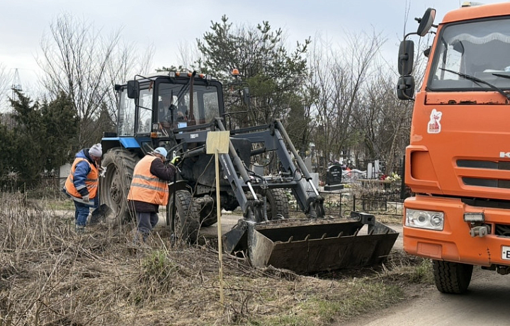 На кладбищах Тулы наводят порядок в рамках месячника чистоты