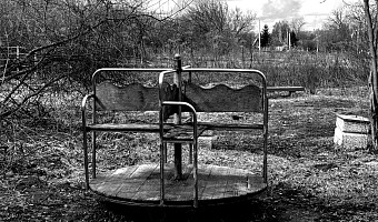 В киреевских Присадах снесли детскую площадку, оставив «декорации» к фильму ужасов