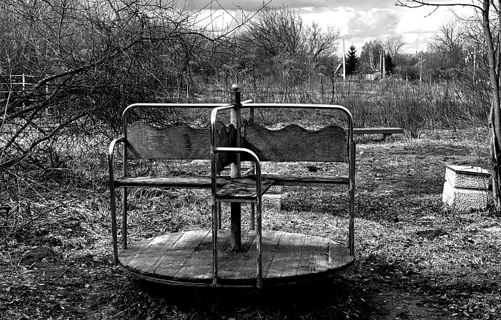 В киреевских Присадах снесли детскую площадку, оставив «декорации» к фильму ужасов