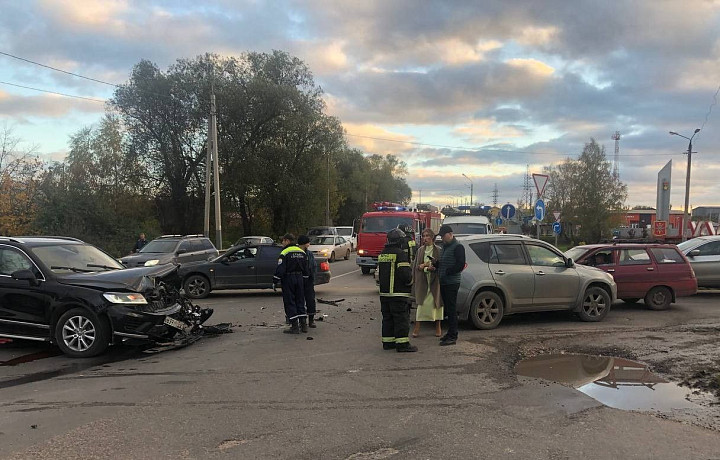 Toyota, Lada и Volkswagen устроили тройное ДТП на Веневском шоссе в Туле