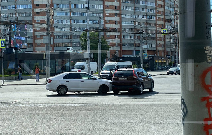 В Туле на улице Советской столкнулись «Хонда» и «Шкода»