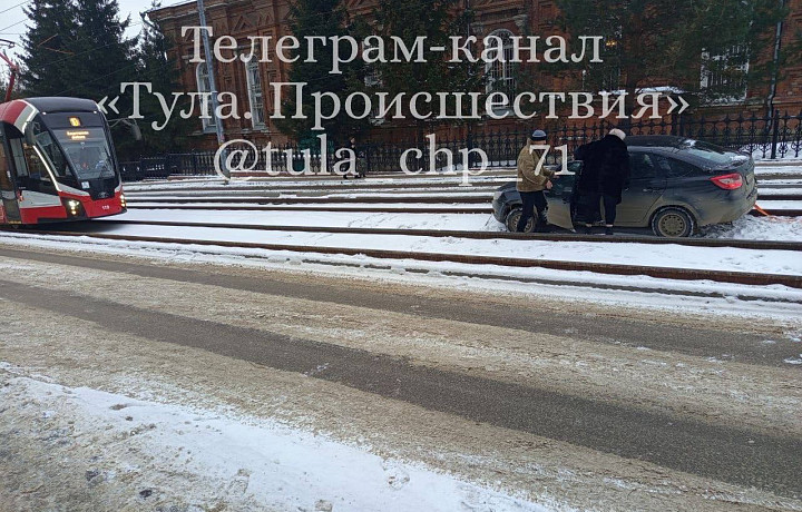 Трамваи встали в сторону микрорайона Криволучье в Туле из-за ДТП