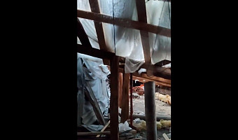 В Узловой обвалившуюся крышу многоквартирного дома накрыли пленкой