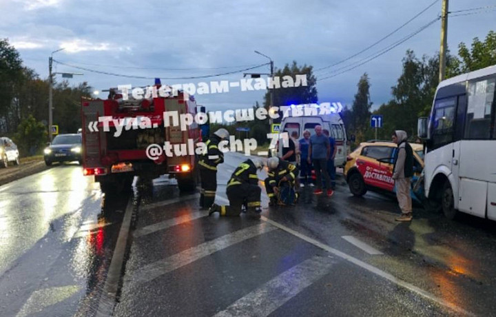 ﻿Очевидцы: два человека погибли в лобовом ДТП с автобусом и каршерингом под Тулой