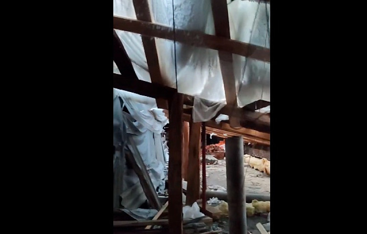 В Узловой обвалившуюся крышу многоквартирного дома накрыли пленкой