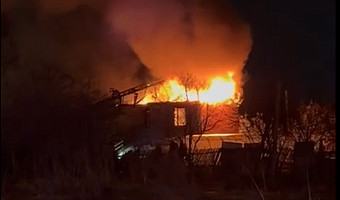На Веневском шоссе в Тульской области сгорел дом на трех хозяев