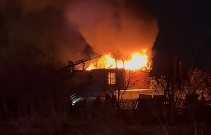 На Веневском шоссе в Тульской области сгорел дом на трех хозяев