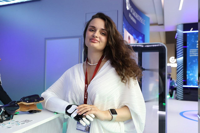 Люди, машины, роскошь: яркие фото третьего дня ПМЭФ-2024