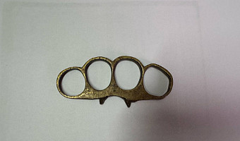 Несовершеннолетний посетитель пытался пронести кастет в здание суда в Туле