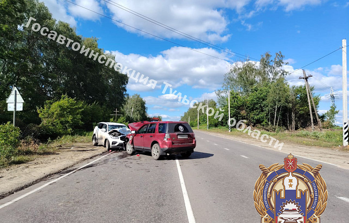 Три человека пострадали в ДТП с Land Rover и Geely на трассе в Тульской области