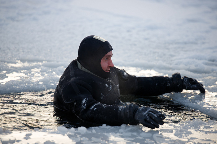 Тульские спасатели провели тренировку по спасению людей из водоемов