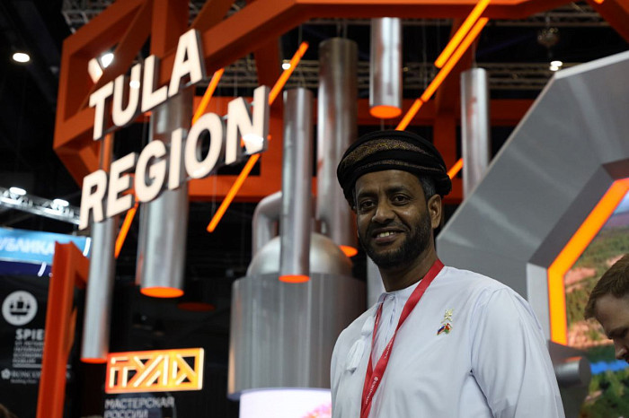 Люди, машины, роскошь: яркие фото третьего дня ПМЭФ-2024