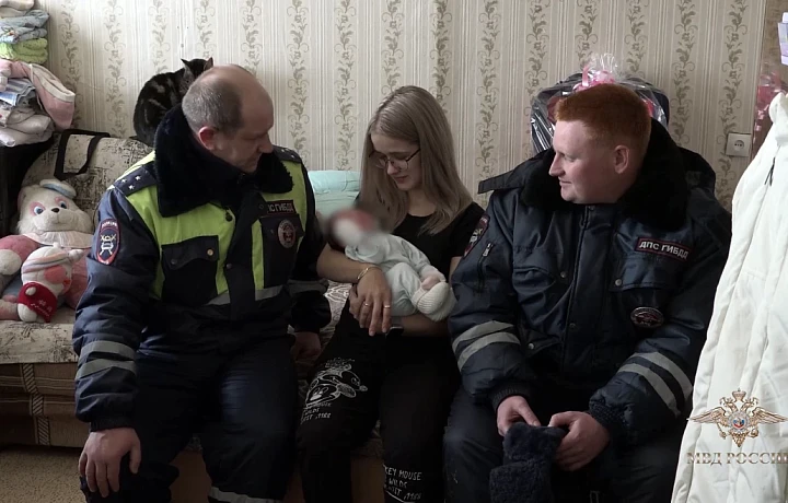 Калужские сотрудники Госавтоинспекции помогли тулячке доехать до роддома