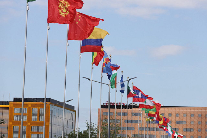 Люди, машины, роскошь: яркие фото третьего дня ПМЭФ-2024