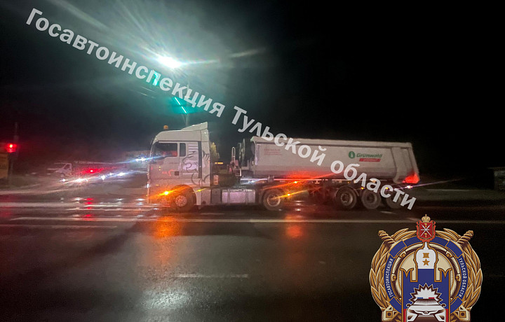 Фура устроила ДТП с иномаркой и влетела в ограждение на улице Рязанской в Туле