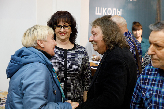 Таинственные маски и средневековые мотивы: в Туле открылась выставка художника Александра Майорова