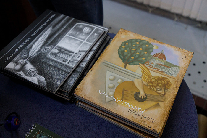 Таинственные маски и средневековые мотивы: в Туле открылась выставка художника Александра Майорова