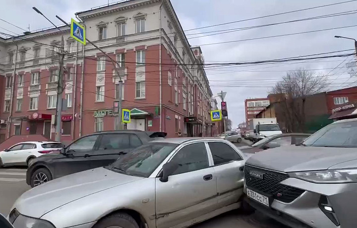 Двойное ДТП стало причиной пробки на улице Октябрьской в Туле