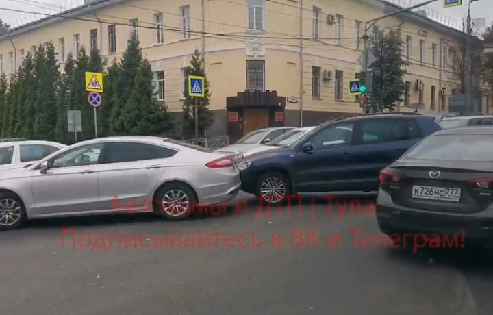 В центр Тулы собралась пробка из-за тройного ДТП на пересечении Ленина и Пушкинской