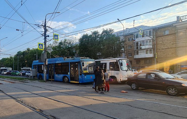На пересечении улицы 9 мая и проспекта Ленина в Туле встали троллейбусы и трамваи