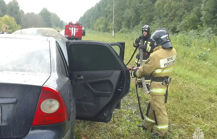 Автомобиль и хозпостройка сгорели в Тульской области 2 сентября
