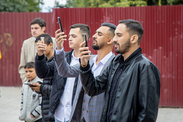 Молодожены-подростки и пир горой: как в тульском Плеханово отмечают цыганские свадьбы