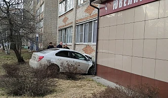 В Алексине Тульской области водитель въехал в жилой дом