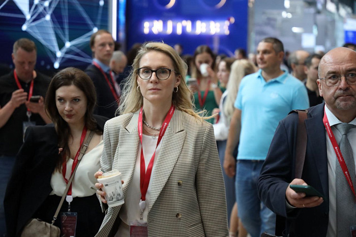 Люди, машины, роскошь: яркие фото третьего дня ПМЭФ-2024